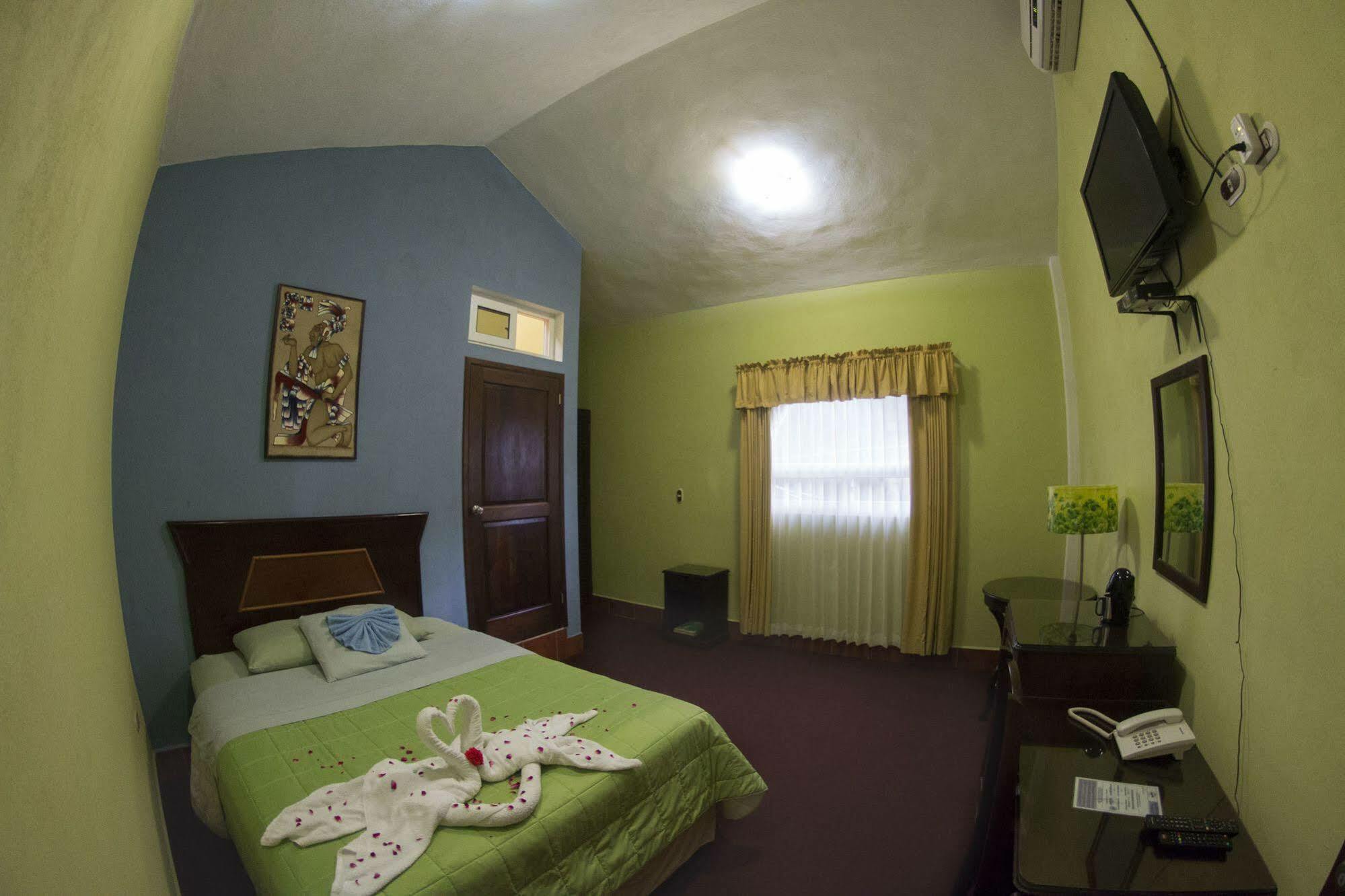 Hotel Ribiera Del Lago Peten Itza San Roman エクステリア 写真